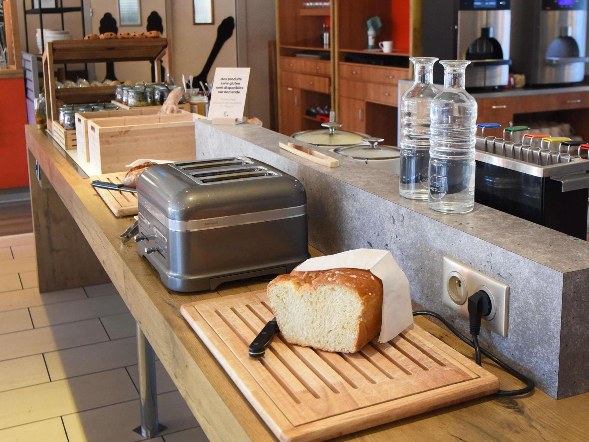 Ibis Laval Le Relais D'Armor Hotel Changé Eksteriør billede